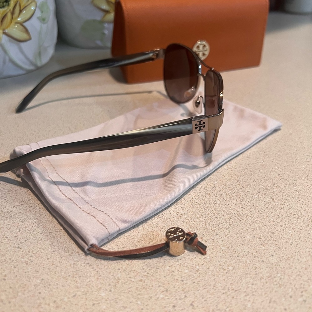 Brand new Tory Burch Aviator Sunglasses. Never Worn